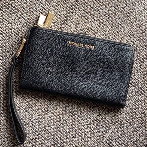 Michael kors wristlet wallet